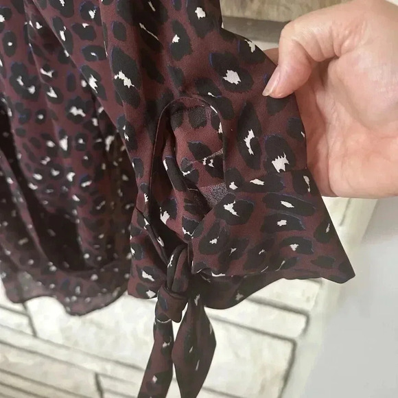 West Kei Leopard Cheetah Print Hi-Lo Blouse Size Medium Faux Wrap - Picture 3 of 8